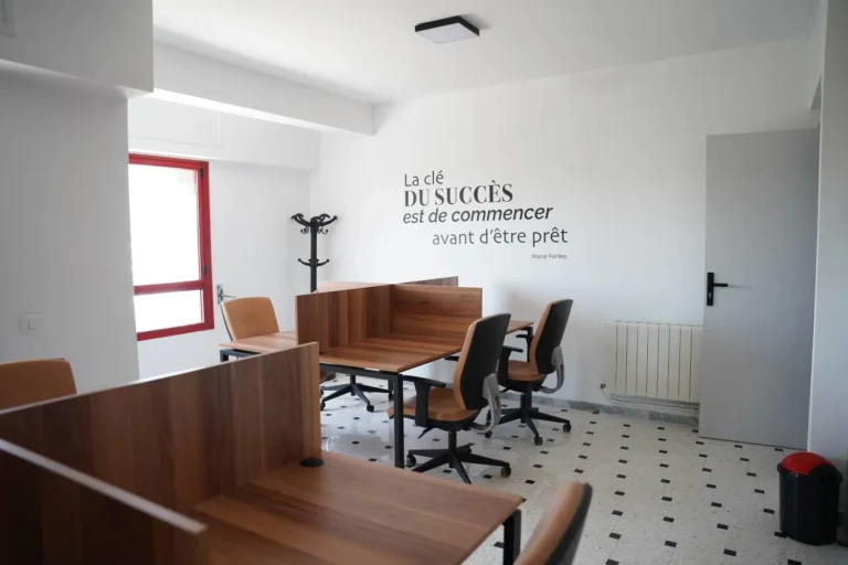 Bureau partagé en hot desk à Sfax dans un espace coworking moderne et dynamique en Tunisie.