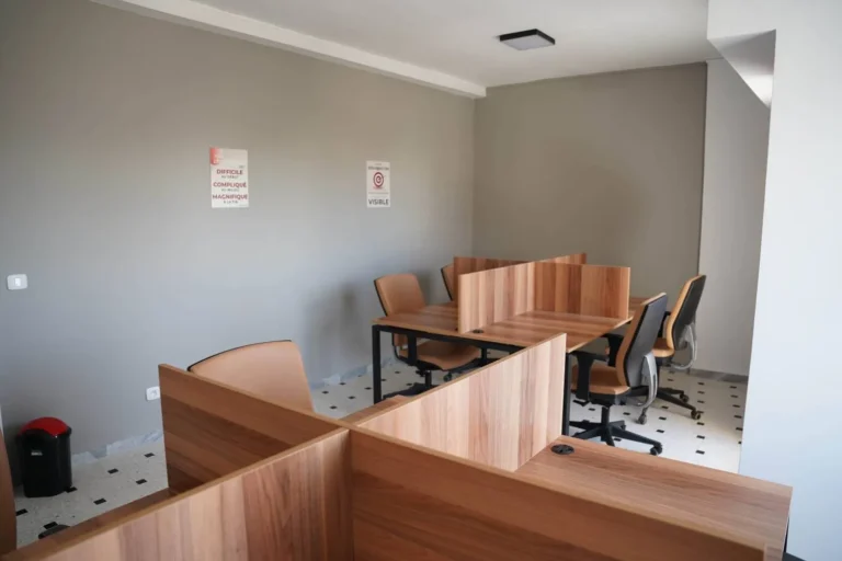 Espace coworking flexible avec hot desk à Sfax, idéal pour travailler à la journée ou en mobilité en Tunisie.