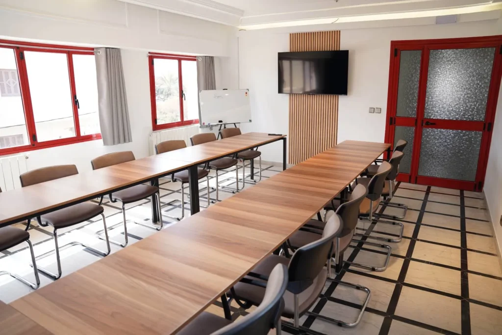 Training Room Growth Zone Sfax accueillant une formation professionnelle pour entreprises et formateurs en Tunisie.