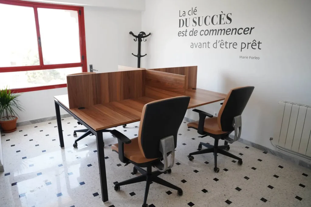 Hot desk à Growth Zone Sfax, poste de travail flexible en espace coworking pour freelances et entrepreneurs en Tunisie.