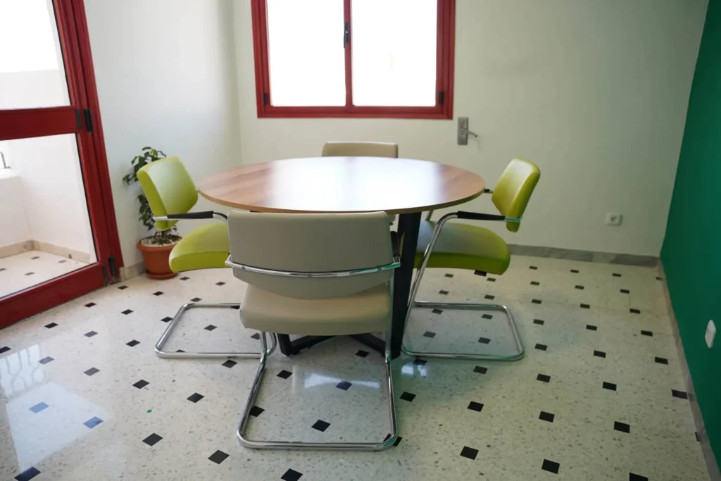 Location salle de réunion pour petites équipes à Sfax, espace calme et professionnel chez Growth Zone.