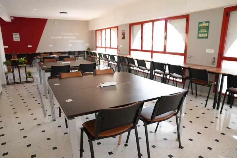 Open Zone Growth Zone Sfax, espace coworking moderne et lumineux pour entrepreneurs et freelances en Tunisie.
