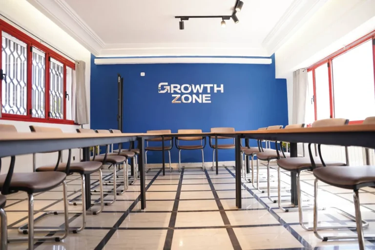 Salle de formation équipée à Sfax avec projecteur, tables modulables et matériel professionnel chez Growth Zone Tunisie.
