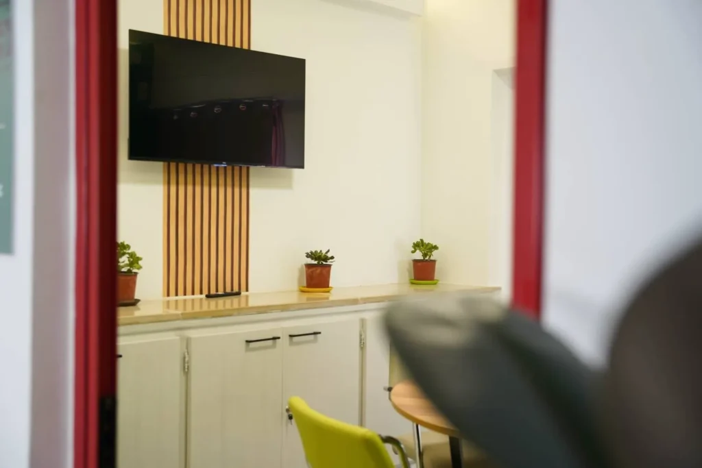 Salle de réunion équipée à Sfax avec écran, connexion haut débit et table de réunion premium chez Growth Zone Tunisie.