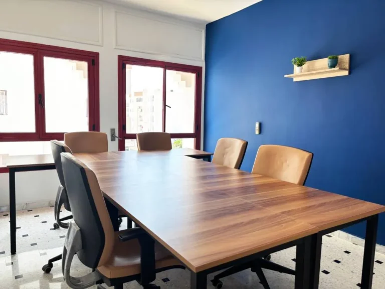Équipe en réunion dans un Team Office à Growth Zone Sfax, bureau professionnel pour équipes en Tunisie.