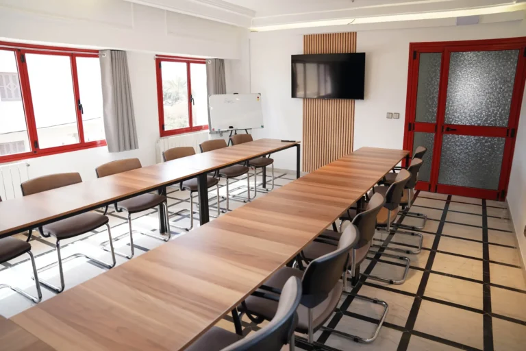 Training room à Growth Zone Sfax, salle de formation moderne et équipée pour entreprises, coachs et professionnels en Tunisie.